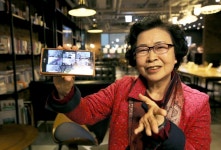 모바일 명함 건네는 60대 여성 IT강사