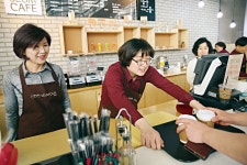 일하면서 그들의 증상은 한결 나아졌다