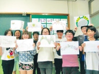 초딩들, 자기네 학교 교문을 새로 꾸미다