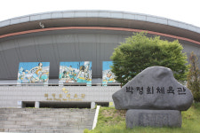 내년 ‘탄신제’만 40억…박정희 우상화 우려스런 이유
