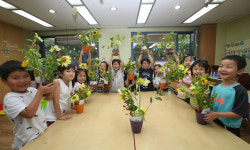  꽃 같은 아이들, 꽃나무 표정 보며 하하  