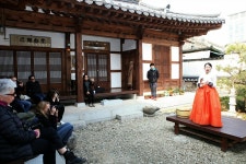 전주 한옥마을서 달뜰 때까지 산책해요