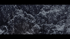 황석영의 글자들이 암벽과 폭포를 훑으며 흘러간다