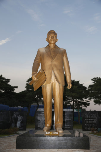 안동서 박정희 동상 제막식 시민단체와 추진위 대립 고조