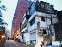 카페 ‘섬’도 이사 가고, 이제 창고극장마저…