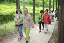 서초구, 저소득 홀몸노인 산책 봉사 전동으로 확대