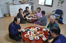  “경로당서 12시간 보내…외로움 함께 달래지만 사람 그립지요” 
