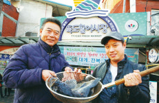  “서해 활어 뱃길로 들여오자” 뚝도시장 살린 상상력 