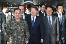  안철수 “군복무 단축·모병제, 포퓰리즘” 