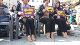  “부산 소녀상 지키자” 1000명이 동시에 양말을 벗었다  