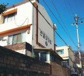  산비탈에 기댄 지붕에서 고양이가 봄볕에 존다 