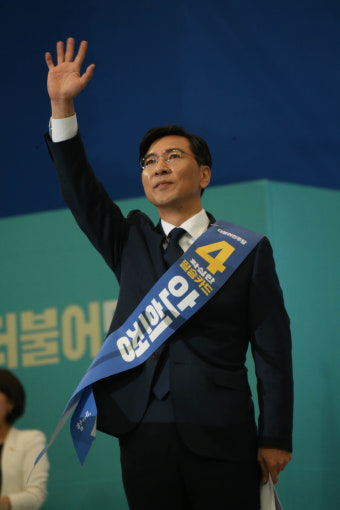 안희정 “경선 결과 승복…문재인 승리 위해 돕겠다”