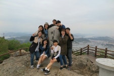  시민들이 시민운동가 여행 보내 