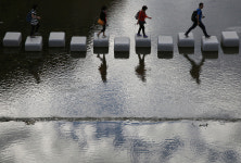  [타인의 시선] 징검다리 / 박여선 