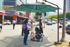  건널목 따가운 햇볕 차단 ‘도심 원두막’ 인기 