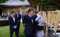  청와대 ‘호프타임’ 효과…세븐브로이·오뚜기 매출 껑충 