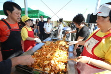  닭갈비축제에 ‘살충제 불똥’ 튈라…춘천 “검사 통과한 닭만 사용” 