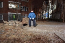  호미를 가지고 다니는 길고양이 사진가 