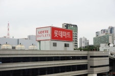  서울역 롯데마트 광고판 ‘유라시아 철도 관문’으로 바뀌었다 