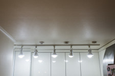 (주)티케이씨현관앞 | [ESC] 밝은 조명은 ‘편견’