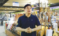 300여 가게 밀집한 ‘세계 최대 악기백화점’