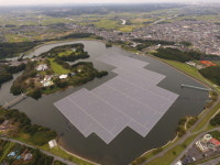  땅이 안 되면 물 위에…가동 앞둔 일본 초대형 수상 태양광발전 