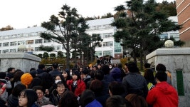  포항 지진 없이 수능 끝…고3 딸과 엄마는 8일 만에 활짝 웃었다 