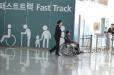  비즈니스석 이상 ‘패스트 트랙’ 허용해도 될까요? 