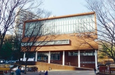  다정한 주변의 지세에 얹혀 세상 향해 열린 공간 