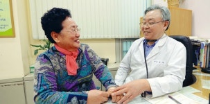  접종 첫날 보건소 앞 100m 줄서기 