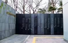  좋은 자리에 잘 만든 건물, 가볍게 쓰인 손바닥 이미지 