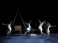  고전 벗고 사회이슈 입은 ‘백조의 호수’ 