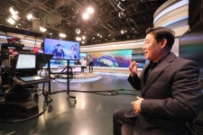 다큐 앤드 뉴스 코리아(Docu and News korea) | 뉴스만 ‘손말’ 통역… 장애인도 다큐·예능 알고 싶어요