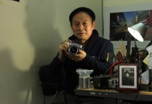  오래된 죽은 사진기도 그가 손대면 숨쉰다 