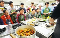  구청 요리교실로 퇴근하는 중년남성들 는다 