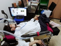  “인공호흡기 때문에 24시간 보호 필요한 근육장애인”  