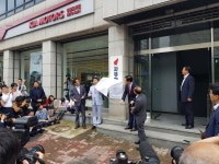  [영상] 자유한국당, 여의도 당사 현판 떼어냈다 