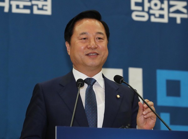 민주당 대표 출마 두 후보, 치열한 대결 예고