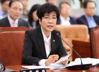 김영주 장관 “최저임금 결정 방식, 정부 의견 내겠다”