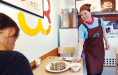  수급자 출신 분식점 사장님 “잘 먹었다고 하면 힘나요” 