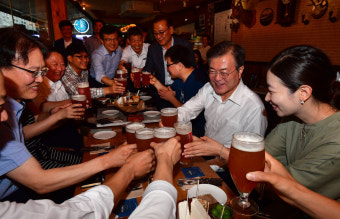 [포토] 퇴근길 맥주집에 “앗, 대통령이다!”