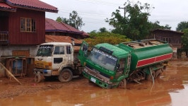  흙탕물 위 쓰레기·지렁이…라오스 ‘반마이마을’은 지옥이었다 