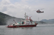  현장 출동 수난구조대 보트 전복…소방관 2명 실종 