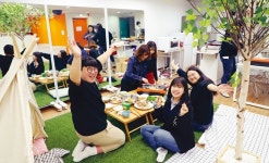  ‘홀로’ 모여 함께 식사…식구 되는 곳 