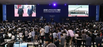  김 위원장 ‘깜짝 마중’에 프레스센터 술렁…긴급 1보 타전 