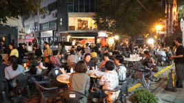  ‘댄싱 퀸’ 떼창하며 춤추고…영화관, 노래방이 되다   