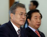  문 대통령, “수험생들, 자신있게 건너가길” 