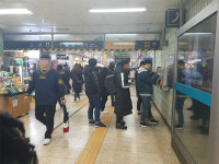  공중전화 앞에 긴 줄…KT발 ‘통신 재난’에 휴일 풍경 ‘아수라장’ 