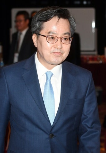 문 대통령 마지막 수행 김동연 “현재로선 퇴임 뒤 계획없다”
