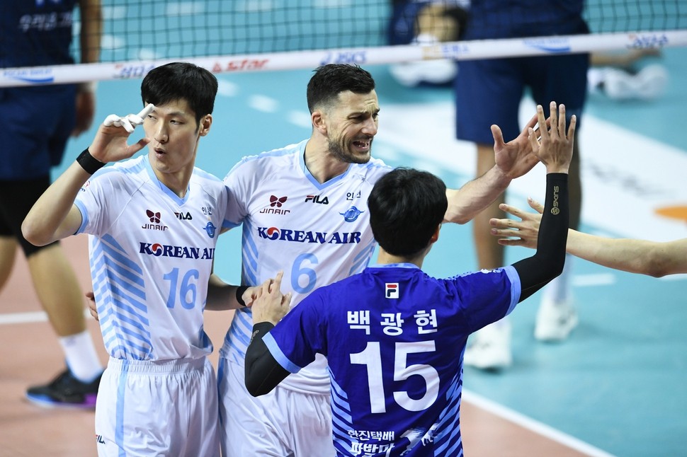 대한항공, 우리카드에 3-1 승리…막심 26점 환호, 2연승 달성